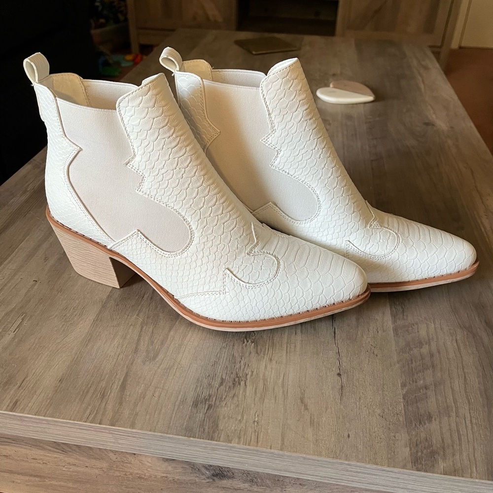 Pierre Dumas White Ankle Booties with Western Influence New Never Worn